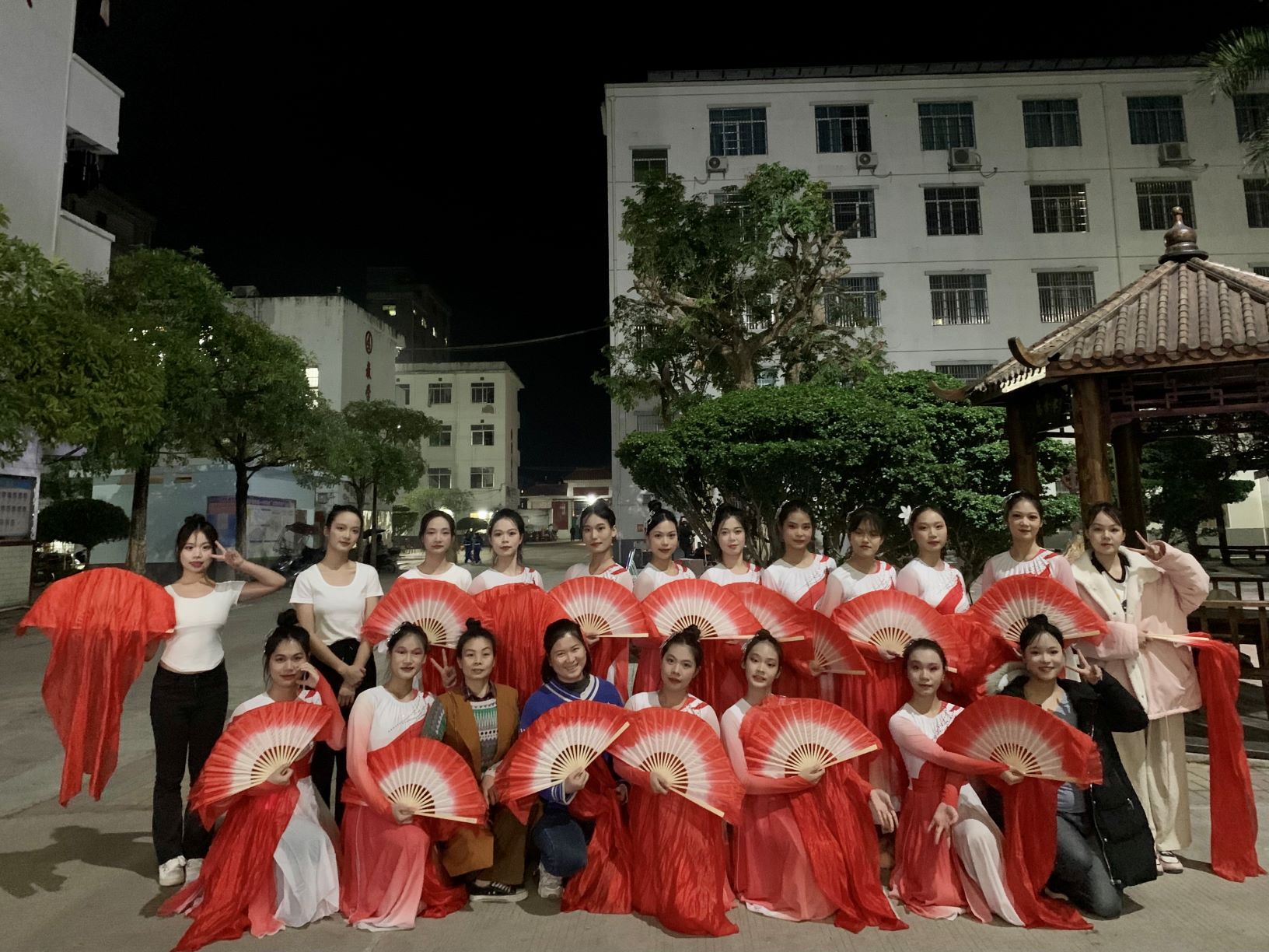 桂平市艺术学校到木乐一中绘画展示、参与晚会表演